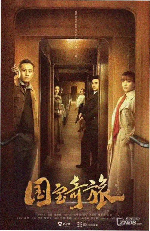 黄昏中的公路服务区与褪色的里程标牌